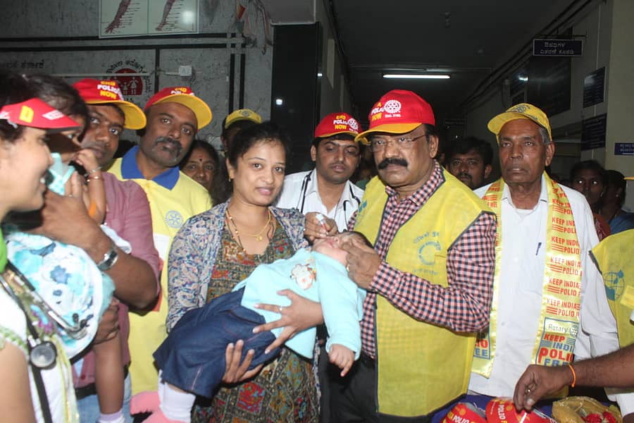 ಕೋಲಾರದ ಎಸ್ಎನ್ಆರ್ ಆಸ್ಪತ್ರೆಯಲ್ಲಿ ಭಾನುವಾರ ಆರಂಭವಾದ ಪಲ್ಸ್ ಪೋಲಿಯೊ ಅಭಿಯಾನಕ್ಕೆ ಶಸ್ತ್ರಚಿಕಿತ್ಸಾಕ ಡಾ.ಎಸ್.ಜಿ.ನಾರಾಯಣಸ್ವಾಮಿ ಚಾಲನೆ ನೀಡಿದರು.