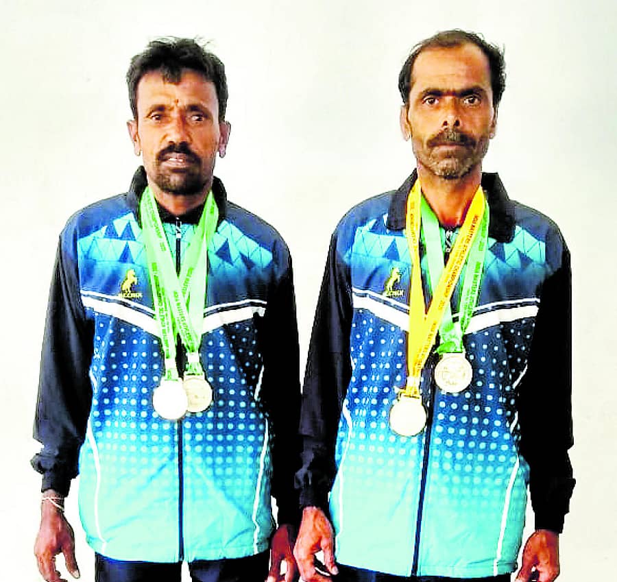 ಮೊಳಕಾಲ್ಮುರು ತಾಲ್ಲೂಕಿನ ಜೆ.ಬಿ.ಹಳ್ಳಿಯ ಶಿವಲಿಂಗಪ್ಪ ಹಾಗೂ ಹನುಮಂತಪ್ಪ.