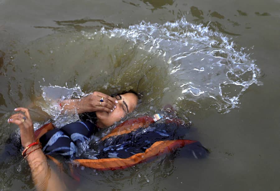 ಮಕರ ಸಂಕ್ರಾಂತಿಯಂದು ಪ್ರಯಾಗ್ರಾಜ್ನಲ್ಲಿ ಪವಿತ್ರ ಸ್ನಾನ ಮಾಡಿದ ಮಹಿಳೆ.