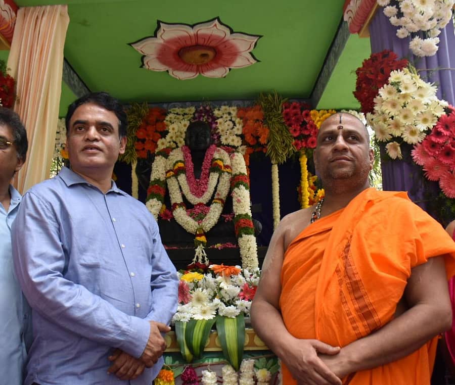 ಮಧ್ವಾಚಾರ್ಯರ ಪ್ರತಿಮೆಯನ್ನು ಡಾ. ಸಿ.ಎನ್. ಅಶ್ವತ್ಥನಾರಾಯಣ ಲೋಕಾರ್ಪಣೆ ಮಾಡಿದರು. ಮಂತ್ರಾಲಯ ರಾಘವೇಂದ್ರ ಮಠದ ಸುಬುಧೇಂದ್ರತೀರ್ಥರು ಇದ್ದರು