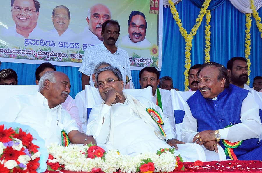 ಮೈಸೂರು ಜಿಲ್ಲೆಯ ಕೆ.ಆರ್.ನಗರ ತಾಲ್ಲೂಕಿನ ದೊಡ್ಡಕೊಪ್ಪಲು ಗ್ರಾಮದಲ್ಲಿ ಭಾನುವಾರ ನಡೆದ ಕಾರ್ಯಕ್ರಮದಲ್ಲಿ ಎಚ್. ವಿಶ್ವನಾಥ್, ಸಿದ್ದರಾಮಯ್ಯ ಮತ್ತು ಕೆ.ಎಸ್. ಈಶ್ವರಪ್ಪ ಕುಶಲೋಪರಿಯಲ್ಲಿ ತೊಡಗಿದ್ದ ಕ್ಷಣ –ಪ್ರಜಾವಾಣಿ ಚಿತ್ರ