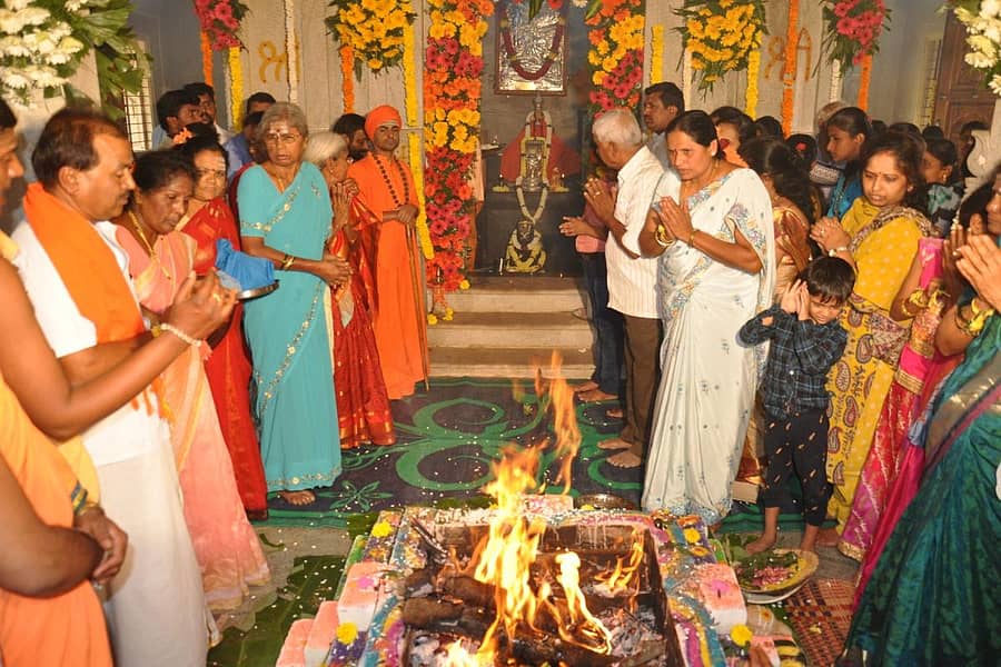 ನವಲಗುಂದ ಗವಿಮಠದ ಬಸವಲಿಂಗ ಮಹಾಸ್ವಾಮೀಜಿ ಅವರು ತೋಂಟದ ಸಿದ್ಧಲಿಂಗೇಶ್ವರ ದೇವಸ್ಥಾನದಲ್ಲಿ ಪೂಜಾಕೈಂಕರ್ಯ ನೆರವೇರಿಸಿದರು 