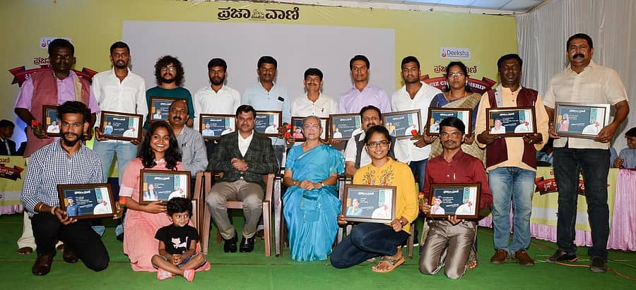 ದಾವಣಗೆರೆಯ ಕುವೆಂಪು ಕನ್ನಡ ಭವನದಲ್ಲಿ ‘ಪ್ರಜಾವಾಣಿ– 2020’ ಯುವ ಸಾಧಕರಿಗೆ ಜಿಲ್ಲಾಧಿಕಾರಿ ಮಹಾಂತೇಶ ಬೀಳಗಿ ಪ್ರಶಸ್ತಿಪತ್ರ ನೀಡಿದರು. ಡಿಡಿಪಿಐ ಸಿ.ಆರ್. ಪರಮೇಶ್ವರಪ್ಪ, ತೀರ್ಪುಗಾರರಾದ ಸಮಾಜ ಸೇವಕಿ ಡಾ. ಶಾಂತಾ ಭಟ್, ಕಲಾವಿದ ಆರ್.ಟಿ. ಅರುಣ್ಕುಮಾರ್ ಇದ್ದಾರೆ – ಪ್ರಜಾವಾಣಿ ಚಿತ್ರ