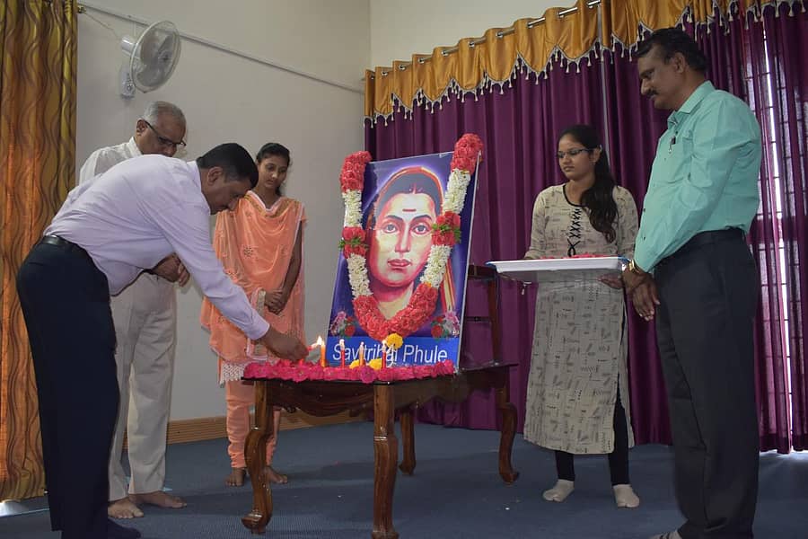 ಕರ್ನಾಟಕ ಕೇಂದ್ರೀಯ ವಿ.ವಿ.ಯಲ್ಲಿ ಸಾವಿತ್ರಿಬಾಯಿ ಫುಲೆ ಅವರ ಭಾವಚಿತ್ರಕ್ಕೆ ಕುಲಸಚಿವ ಮುಷ್ತಾಕ್ ಅಹ್ಮದ್ ಐ.ಪಟೇಲ್ ಪುಷ್ಪನಮನ ಸಲ್ಲಿಸಿದರು. ಡಾ.ಅರ್ಜುನ ಗೊಳಸಂಗಿ ಇದ್ದರು