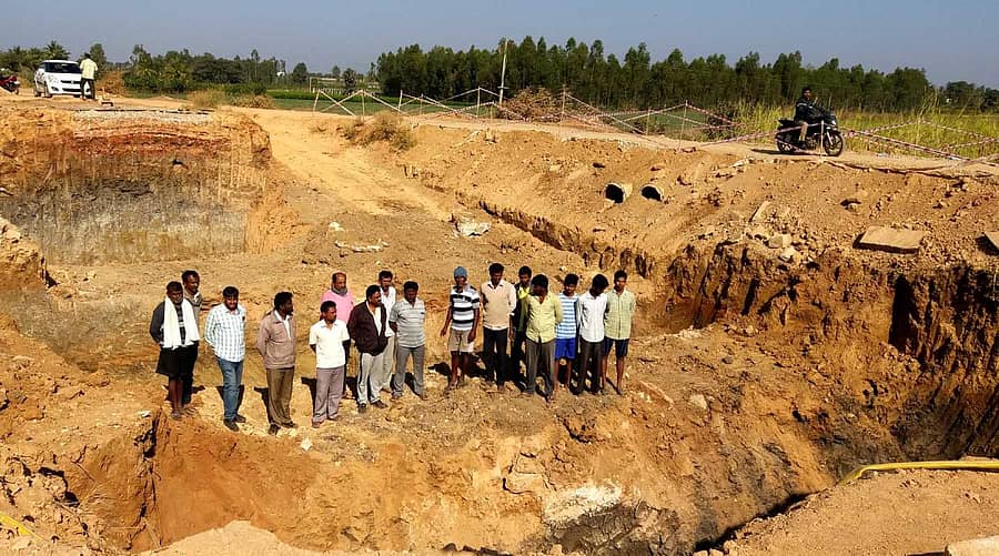 ಚನ್ನರಾಯಪಟ್ಟಣ ಹೋಬಳಿ ಐಬಸಾಪುರದ ರಸ್ತೆಯಲ್ಲಿ ನಡೆಯುತ್ತಿರುವ ಕಾಮಗಾರಿ ಸ್ಥಳದಲ್ಲಿ ಸುರಕ್ಷತಾ ಕ್ರಮಗಳಿಲ್ಲದೆ ಇರುವುದನ್ನು ಸ್ಥಳೀಯರು ತೋರಿಸುತ್ತಿರುವುದು