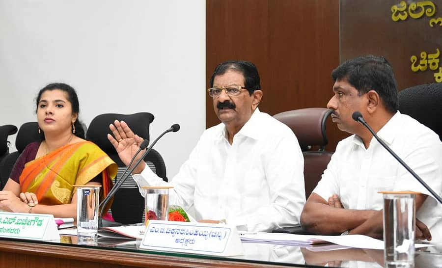 ಸಭೆಯಲ್ಲಿ ಸಂಸದ ಬಿ.ಎನ್.ಬಚ್ಚೇಗೌಡ ಮಾತನಾಡಿದರು.