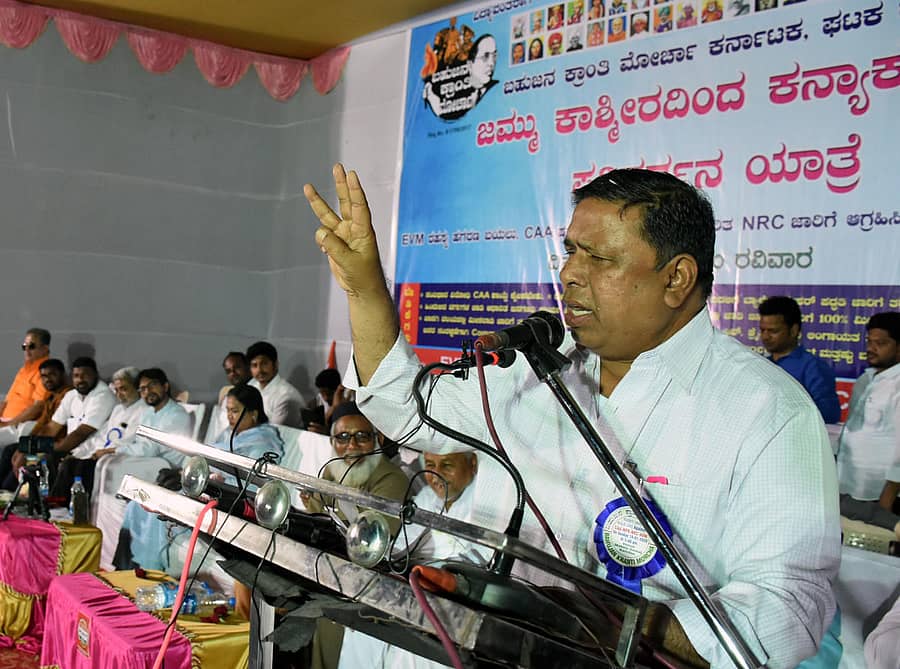 ರಾಯಚೂರಿನ ಮಹಿಳಾ ಸಮಾಜ ಮೈದಾನದಲ್ಲಿ ಬಹುಜನ ಕ್ರಾಂತಿ ಮೋರ್ಚಾದಿಂದ ಭಾನುವಾರ ಆಯೋಜಿಸಿದ್ದ ಪರಿವರ್ತನಾ ಯಾತ್ರೆ ಬಹಿರಂಗ ಸಮಾರಂಭದಲ್ಲಿ ಬಾಮ್‌ಸೆಫ್‌ ರಾಷ್ಟ್ರೀಯ ಘಟಕದ ಅಧ್ಯಕ್ಷ ವಾಮನ್‌ ಮೆಶ್ರಾಂ ಮಾತನಾಡಿದರು