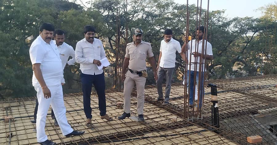 ಕೋಲಾರ ಜಿಲ್ಲಾ ಪಂಚಾಯಿತಿ ಅಧ್ಯಕ್ಷ ಸಿ.ಎಸ್.ವೆಂಕಟೇಶ್ ಸೋಮವಾರ ಸಂಪನ್ಮೂಲ ಕೇಂದ್ರ ಕಟ್ಟಡದ ಕಾಮಗಾರಿ ಪರಿಶೀಲಿಸಿದರು.