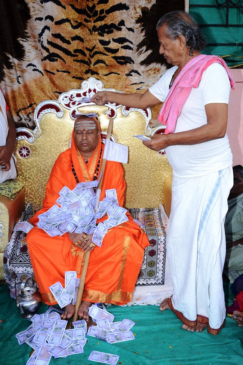 ಪಾಲಬಾವಿಗೆ ಇದೇ ಮೊದಲ ಬಾರಿಗೆ ಸೋಮವಾರ ಬಂದಿದ್ದ ಶ್ರೀಶೈಲ ಪೀಠದ ಪಂಡಿತಾರಾಧ್ಯ ಚನ್ನಸಿದ್ಧರಾಮ ಶಿವಾಚಾರ್ಯ ಸ್ವಾಮೀಜಿ ಅವರಿಗೆ ಸಿದ್ಧಾರೂಢ ಮಠದ ಪೀಠಾಧಿಪತಿ ಲೀಲಾವಧೂತ ಶಿವಾನಂದ ಸ್ವಾಮೀಜಿ ‘ವಿತ್ತಾಭಿಷೇಕ’ ಮಾಡುತ್ತಿದ್ದಾರೆ