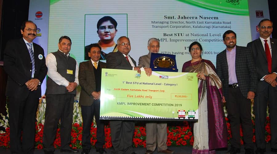 ಇಂಧನ ಉಳಿತಾಯಕ್ಕೆ ನೀಡುವ ರಾಷ್ಟ್ರೀಯ ಪ್ರಶಸ್ತಿಯನ್ನು ಈಶಾನ್ಯ ಕರ್ನಾಟಕ ರಸ್ತೆ ಸಾರಿಗೆ ಸಂಸ್ಥೆಯ ವ್ಯವಸ್ಥಾಪಕ ನಿರ್ದೇಶಕಿ ಜಹೀರಾ ನಸೀಂ ದೆಹಲಿಯಲ್ಲಿ ಪ್ರಶಸ್ತಿ ಸ್ವೀಕರಿಸಿದರು. ಬಸವನಬಾಗೇವಾಡಿ ಘಟಕ ವ್ಯವಸ್ಥಾಪಕ ವಿನಾಯಕಸ್ವಾಮಿ ಸಾಲಿಮಠ ಇದ್ದರು