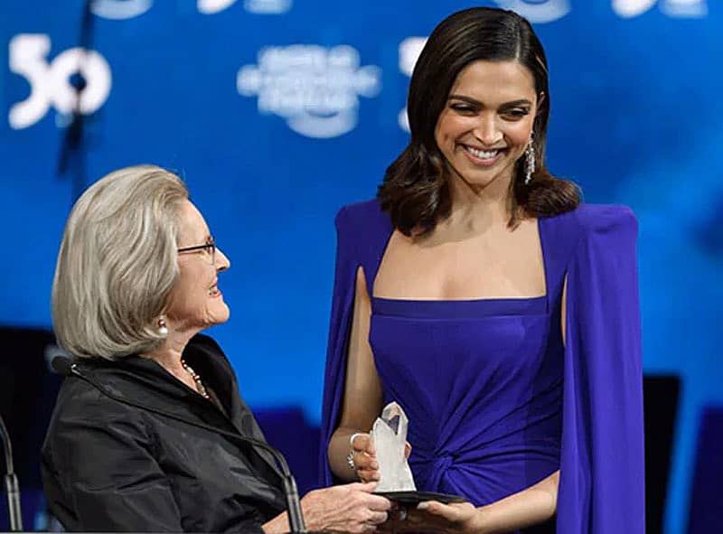 ದಾವೋಸ್ನಲ್ಲಿ ನಡೆಯುತ್ತಿರುವ ವಿಶ್ವ ಆರ್ಥಿಕ ವೇದಿಕೆಯ ಕ್ರಿಸ್ಟಾಲ್ 2020 ಪ್ರಶಸ್ತಿ ಸ್ವೀಕರಿಸಿದ ನಟಿ ದೀಪಿಕಾ ಪಡುಕೋಣೆ.