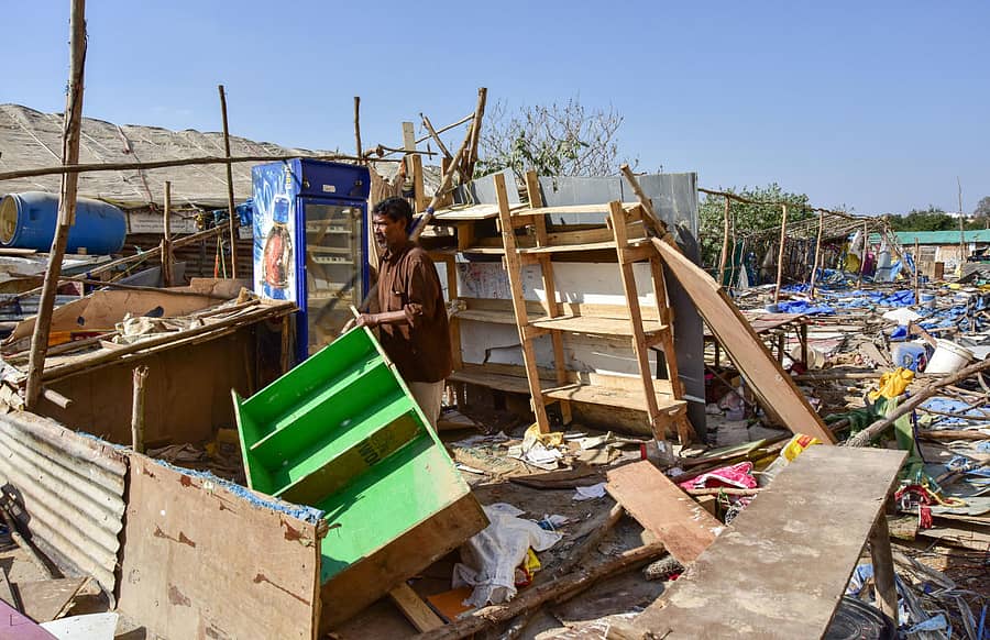 ತರಕಾರಿ ಅಂಗಡಿ ಇದ್ದ ಜೋಪಡಿಯನ್ನೂ ತೆರವು ಮಾಡಲಾಗಿದ್ದು, ಅದರ ಅವಶೇಷಗಳ ನಡುವೆ ವ್ಯಾಪಾರಿ ಮೊಹಮ್ಮದ್ ನೂರ್ ಹುಸೈನ್ – ಪ್ರಜಾವಾಣಿ ಚಿತ್ರ/ ಇರ್ಷಾದ್ ಮಹಮ್ಮದ್