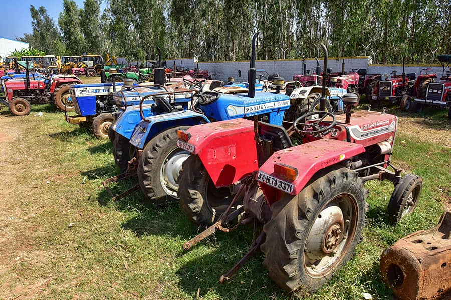ಸೋಲೂರಿನಲ್ಲಿನ ಶ್ರೀರಾಮ್ ಅಟೊಮಾಲ್ನಲ್ಲಿ ಜಪ್ತಿ ಮಾಡಿಕೊಂಡು ಇಡಲಾದ ಟ್ರ್ಯಾಕ್ಟರ್ಗಳು –ಪ್ರಜಾವಾಣಿ ಚಿತ್ರ/ ಇರ್ಷಾದ್ ಮೊಹಮ್ಮದ್