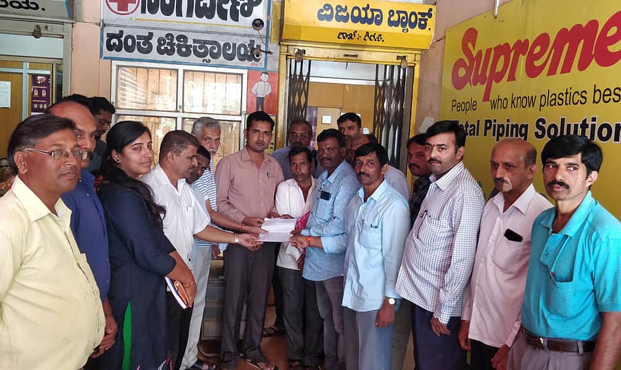 ಶಿರಸಿ ದೇವಿಕೆರೆಯ ವಿಜಯಾ ಬ್ಯಾಂಕ್ ಶಾಖೆ ಸ್ಥಳಾಂತರ ಮಾಡಬಾರದೆಂದು ಒತ್ತಾಯಿಸಿ ಗ್ರಾಹಕರು ಮನವಿ ಸಲ್ಲಿಸಿದರು