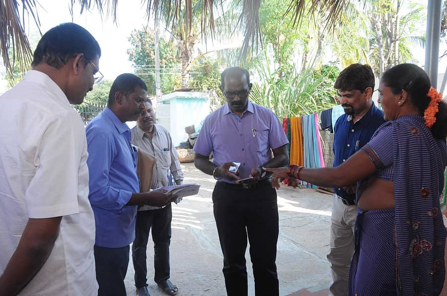 ಮತದಾರರ ಪಟ್ಟಿ ಸಂಕ್ಷಿಪ್ತ ಪರಿಷ್ಕರಣೆ-2020ಕ್ಕೆ ಸಂಬಂಧಿಸಿದಂತೆ ಜಿಲ್ಲೆಯ ಮತದಾರರ ಪಟ್ಟಿ ವೀಕ್ಷಕರಾದ ಮಣಿವಣ್ಣನ್ ಅವರು ಜಿಲ್ಲೆಯ ಕೊರಟಗೆರೆ, ಮಧುಗಿರಿ ಹಾಗೂ ಪಾವಗಡ ತಾಲ್ಲೂಕಿನ ವಿವಿಧ ಗ್ರಾಮಗಳ ಮನೆಗಳಿಗೆ ಭೇಟಿ ನೀಡಿ ಮತದಾರರ ಪಟ್ಟಿ ಪರಿಶೀಲನೆ ನಡೆಸಿದರು.
