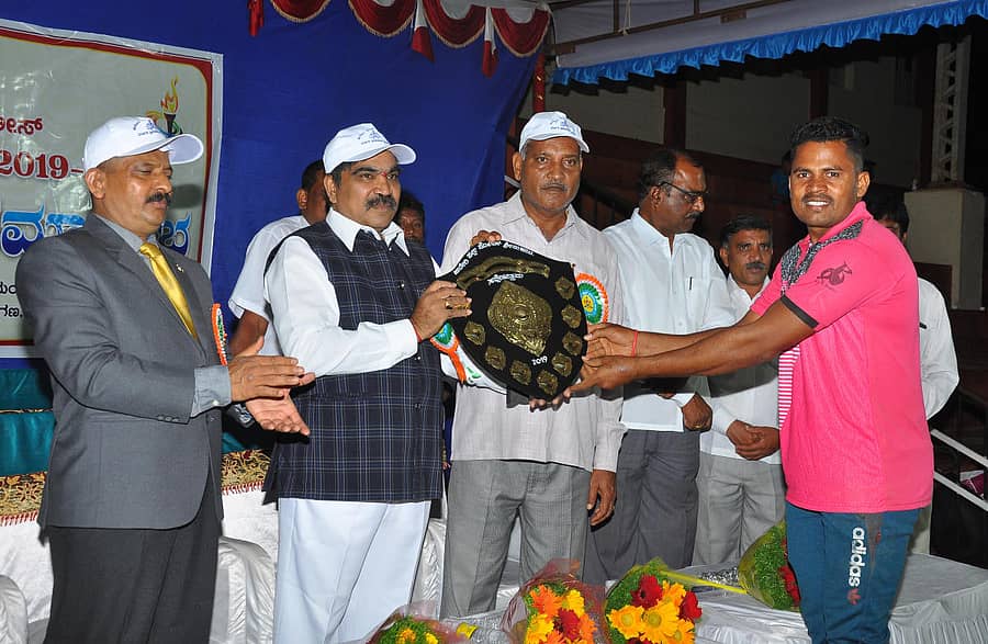 ಹಾವೇರಿಯಲ್ಲಿ ಈಚೆಗೆ ನಡೆದ ಪೊಲೀಸ್ ಕ್ರೀಡಾಕೂಟದಲ್ಲಿ ‘ಸರ್ವೋತ್ತಮ’ ಪ್ರಶಸ್ತಿ ಪಡೆದ ಸಂತೋಷ ನಾಯಕ