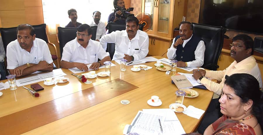 ಶಿವಮೊಗ್ಗ ಮೆಗ್ಗಾನ್ ಆಸ್ಪತ್ರೆ ಸಭಾಂಗಣದಲ್ಲಿ ಮಂಗಳವಾರ ನಡೆದ ಕುಂದುಕೊರತೆ ಸಭೆಯಲ್ಲಿ ಜಿಲ್ಲಾ ಉಸ್ತುವಾರಿ ಸಚಿವ ಕೆ.ಎಸ್. ಈಶ್ವರಪ್ಪ ಮಾತನಾಡಿದರು.