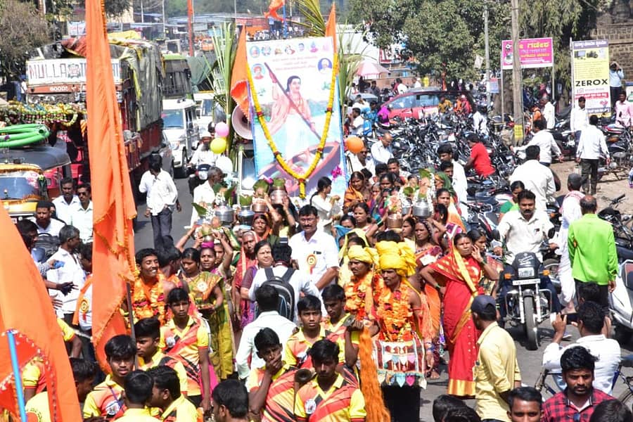 ಅಥಣಿಯಲ್ಲಿ ಮಂಗಳವಾರ ಅಂಬಿಗರ ಚೌಡಯ್ಯ ಜಯಂತಿ ಆಚರಣೆ ಅಂಗವಾಗಿ ಕಲಾ ತಂಡಗಳೊಂದಿಗೆ ಫೋಟೊ ಮೆರವಣಿಗೆ ನಡೆಯಿತು