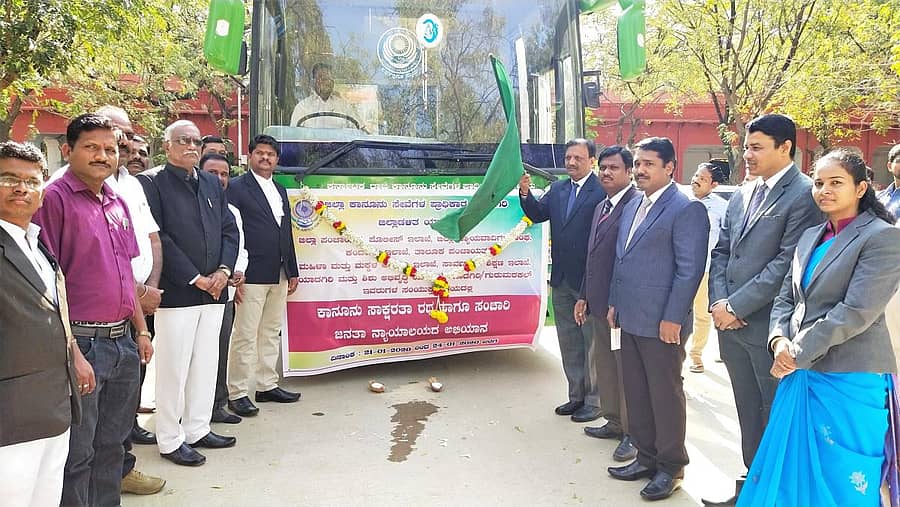 ಕಾನೂನು ಸಾಕ್ಷರತಾ ರಥ ಹಾಗೂ ಸಂಚಾರಿ ಜನತಾ ನ್ಯಾಯಾಲಯದ ಅಭಿಯಾನಕ್ಕೆ ನ್ಯಾಯಾಧೀಶ ಶಿವನಗೌಡ ಚಾಲನೆ ನೀಡಿದರು