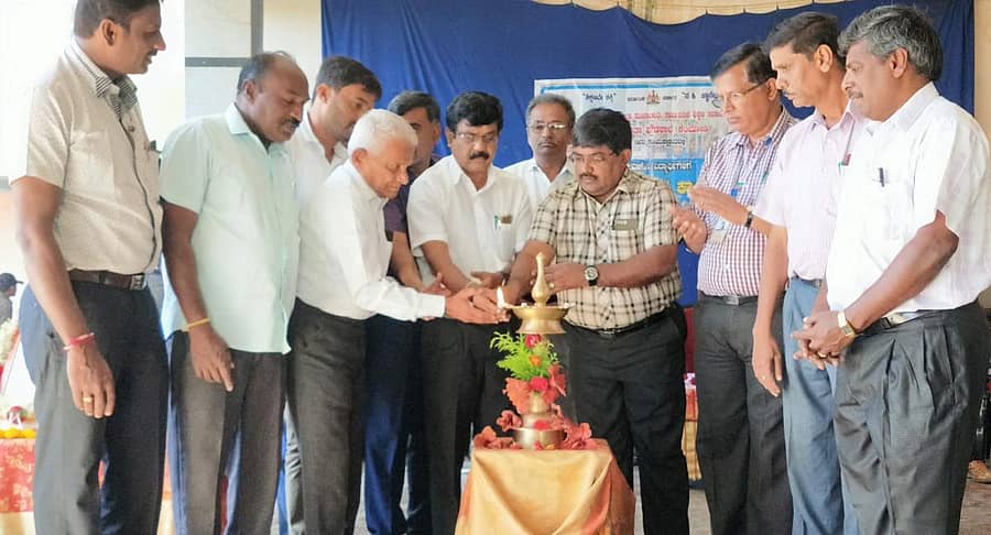 ಕೋಲಾರ ತಾಲ್ಲೂಕಿನ ಕೆಂಬೋಡಿ ಗ್ರಾಮದಲ್ಲಿ ಎಸ್ಸೆಸ್ಸೆಲ್ಸಿ ವಿದ್ಯಾರ್ಥಿಗಳಿಗೆ ಮಂಗಳವಾರ ಹಮ್ಮಿಕೊಂಡಿದ್ದ ಸಂವಾದದಲ್ಲಿ ಜಿಲ್ಲಾ ಪರೀಕ್ಷಾ ನೋಡಲ್ ಅಧಿಕಾರಿ ಎ.ಎನ್.ನಾಗೇಂದ್ರಪ್ರಸಾದ್ ಮಾತನಾಡಿದರು.