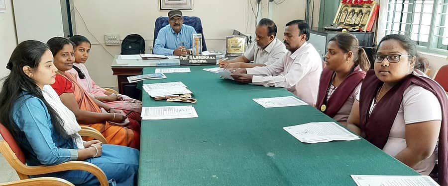 ಕೋಲಾರದ ಸರ್ಕಾರಿ ಮಹಿಳಾ ಕಾಲೇಜಿನಲ್ಲಿ ಮಂಗಳವಾರ ಮೈತ್ರಿ ಸಹಾಯವಾಣಿ ಸಮಿತಿಯ ಸಭೆ ನಡೆಯಿತು.