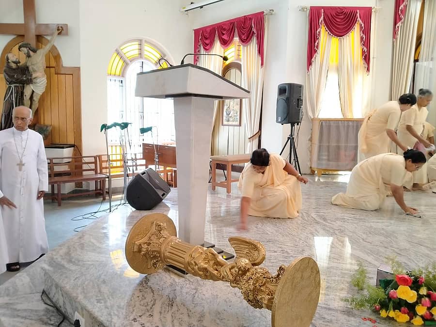 ಚರ್ಚ್ನ ಒಳ ಭಾಗವನ್ನು ಬರ್ನಾರ್ಡ್ ಮೊರಾಸ್ ನೇತೃತ್ವದಲ್ಲಿ ಶುಚಿಗೊಳಿಸಲಾಯಿತು