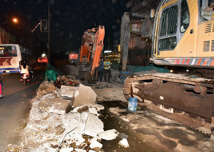 ‘ನಮ್ಮ ಮೆಟ್ರೊ’ ಕಾಮಗಾರಿಗಾಗಿ ನಗರದಲ್ಲಿ ಮಂಗಳವಾರ ರಾತ್ರಿ ಜಯದೇವ ಮೇಲ್ಸೇತುವೆ ನೆಲಸಮಗೊಳಿಸುವ ಕಾಮಗಾರಿ ನಡೆಯಿತು– ಪ್ರಜಾವಾಣಿ ಚಿತ್ರ