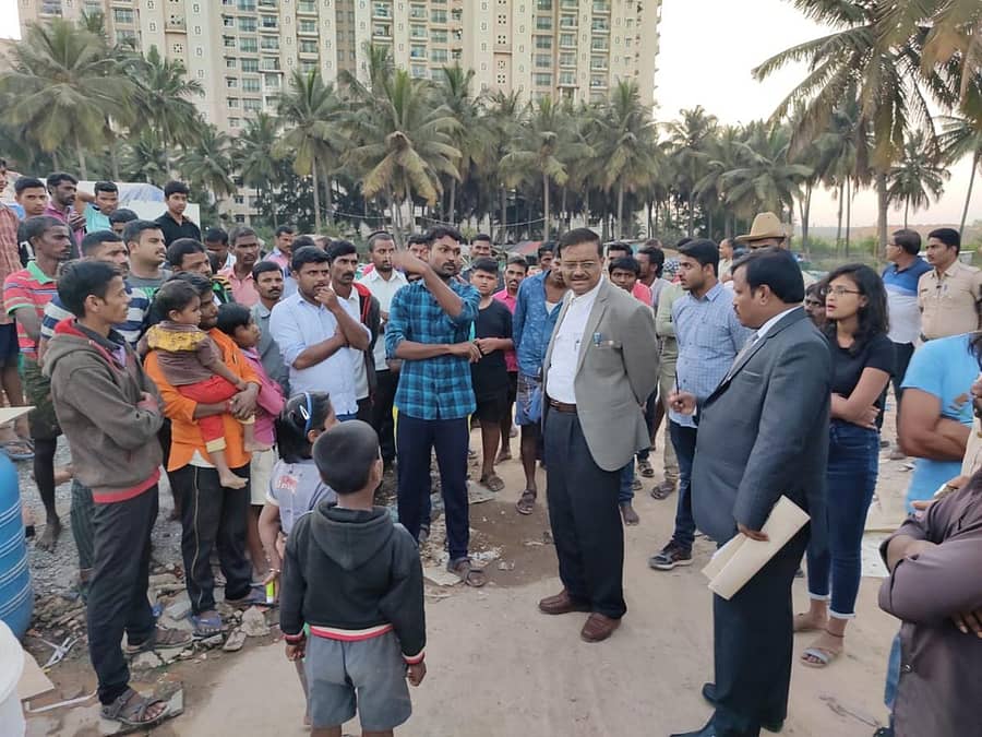 ಕಾರ್ಮಿಕರ ಜೋಪಡಿಗಳನ್ನು ಅನಧಿಕೃತವಾಗಿ ತೆರವುಗೊಳಿಸಿದ ಸ್ಥಳಕ್ಕೆ ರಾಜ್ಯ ಕಾನೂನು ಸೇವೆಗಳ ಪ್ರಾಧಿಕಾರದ ಸದಸ್ಯ ಕಾರ್ಯದರ್ಶಿ ಜಿ.ಬಸವರಾಜು (ಮಧ್ಯ) ಮತ್ತು ಜಿಲ್ಲಾ ಸದಸ್ಯ ಕಾರ್ಯದರ್ಶಿ ಎ.ಸೋಮಶೇಖರ (ಬಲತುದಿಯಲ್ಲಿ ಕೊನೆಯವರು) ಅವರು ಮಂಗಳವಾರ ಭೇಟಿ ನೀಡಿ ಮಾಹಿತಿ ಸಂಗ್ರಹಿಸಿದರು.