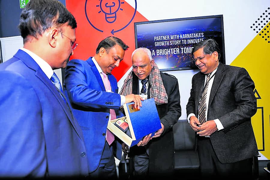 ಮುಖ್ಯಮಂತ್ರಿ ಬಿ.ಎಸ್.ಯಡಿಯೂರಪ್ಪ ಅವರು ದಾವೋಸ್ನ ಕರ್ನಾಟಕ ಪೆವಿಲಿಯನ್ನಲ್ಲಿ ರಿನ್ಯೂ ಪವರ್ ಲಿಮಿಟೆಡ್ ಸಂಸ್ಥೆಯ ಮುಖ್ಯ ಕಾರ್ಯ ನಿರ್ವಹಣಾಧಿಕಾರಿ ಸಮಂತ್ ಸಿನ್ಹಾ ಅವರೊಂದಿಗೆ ಚರ್ಚಿಸಿದರು. ಕೈಗಾರಿಕಾ ಸಚಿವ ಜಗದೀಶ ಶೆಟ್ಟರ್, ವಾಣಿಜ್ಯ ಮತ್ತು ಕೈಗಾರಿಕೆ ಇಲಾಖೆ ಪ್ರಧಾನ ಕಾರ್ಯದರ್ಶಿ ಗೌರವ್ ಗುಪ್ತಾ ಇದ್ದರು.