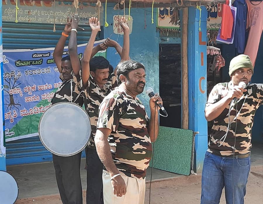 ಸೂಲಿಬೆಲೆ ಹಳೆ ಬಸ್ ನಿಲ್ದಾಣದಲ್ಲಿ, ನಡೆದ ‘ಅರಣ್ಯ ರಕ್ಷಣೆ ಹಾಗೂ ಬೆಂಕಿ ಬೀಳದಂತೆ ಜಾಗೃತಿ’ ಮೂಡಿಸುವ ಬೀದಿ ನಾಟಕ ಕಾರ್ಯಕ್ರಮ