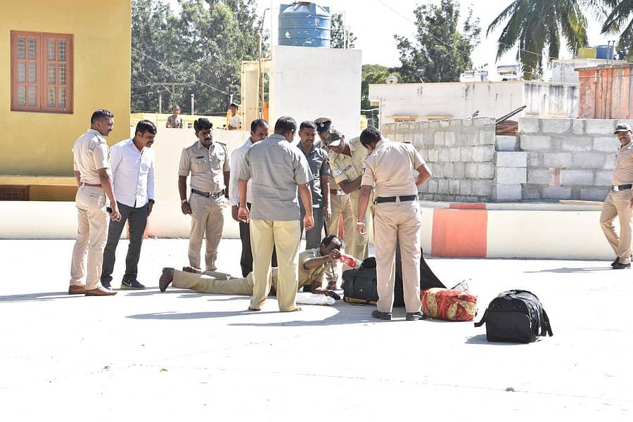 ಅನುಮಾನಾಸ್ಪದ ಬ್ಯಾಗ್ಗಳನ್ನು ಪರಿಶೀಲಿಸಿದ ಪೊಲೀಸರು