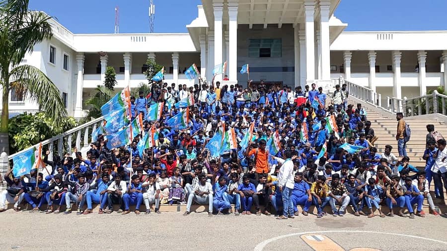 ಐಟಿಐ ವಿದ್ಯಾರ್ಥಿಗಳು ಜಿಲ್ಲಾಡಳಿತ ಭವನದ ಎದುರು ಪ್ರತಿಭಟನೆ ನಡೆಸಿದರು.