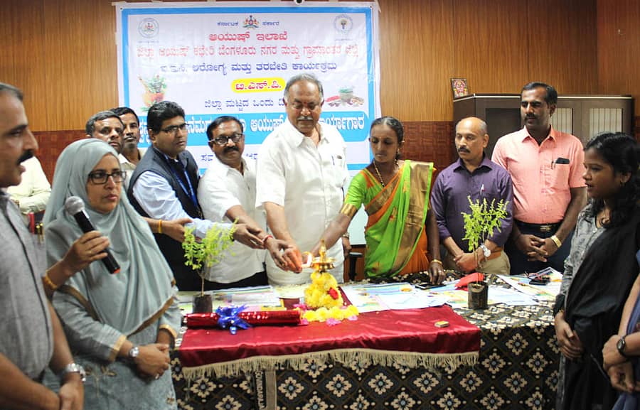 ಜಿಲ್ಲಾ ಮಟ್ಟದ ಆಯುಷ್ ಕಾರ್ಯಾಗಾರವನ್ನು ಜಿಲ್ಲಾ ಪಂಚಾಯಿತಿ ಆರೋಗ್ಯ ಮತ್ತು ಸ್ಥಾಯಿ ಸಮಿತಿ ಅಧ್ಯಕ್ಷ ಲಕ್ಷ್ಮೀನಾರಾಯಣ್ ಉದ್ಘಾಟಿಸಿದರು