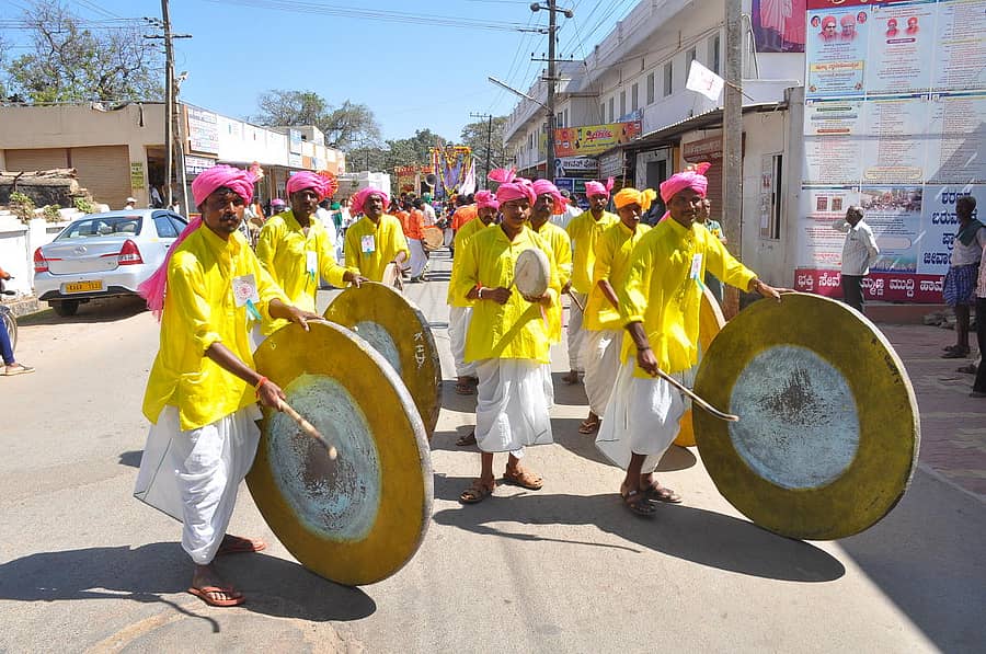 ಹಾವೇರಿಯಲ್ಲಿ ಬುಧವಾರ ನಡೆದ ನಿಜಶರಣ ಅಂಬಿಗರ ಚೌಡಯ್ಯ ಭಾವಚಿತ್ರ ಮೆರವಣಿಗೆಯಲ್ಲಿ ಜಗ್ಗಲಗಿ ಕಲಾವಿದರು ಗಮನಸೆಳೆದರು –ಪ್ರಜಾವಾಣಿ ಚಿತ್ರ: ನಾಗೇಶ ಬಾರ್ಕಿ