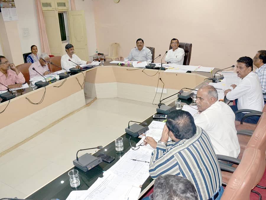 ಕಲಬುರ್ಗಿ ಪ್ರಾದೇಶಿಕ ಆಯುಕ್ತರ ಸಭಾಂಗಣದಲ್ಲಿ ಬುಧವಾರ ಕಲ್ಯಾಣ ಕರ್ನಾಟಕ ಪ್ರದೇಶಾಭಿವೃದ್ಧಿ ಮಂಡಳಿಯ ಕಾಮಗಾರಿಗಳ ಕುರಿತು ಸುಭೋದ್‌ ಯಾಧವ್‌ ಕೆಆರ್‍ಐಡಿಎಲ್ ಅಧಿಕಾರಿಗಳ ಜೊತೆ ಸಭೆ ಜರುಗಿತು