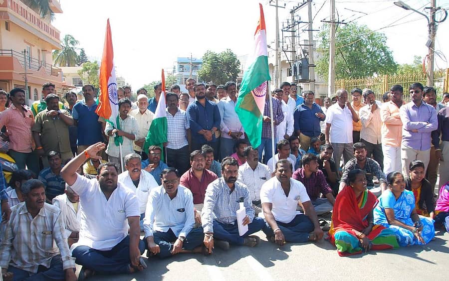 ಮಕ್ಕಳ ಉದ್ಯಾನಕ್ಕೆ ಮೀಸಲಾಗಿರುವ ಜಮೀನಿನ ಒತ್ತುವರಿ ತೆರವುಗೊಳಿಸುವಂತೆ ಒತ್ತಾಯಿಸಿ ಮಕ್ಕಳ ಉದ್ಯಾನ ಹಿತರಕ್ಷಣಾ ಸಮಿತಿ ಸದಸ್ಯರು ಕೋಲಾರದಲ್ಲಿ ಬುಧವಾರ ರಸ್ತೆ ತಡೆ ಮಾಡಿ ಧರಣಿ ನಡೆಸಿದರು.