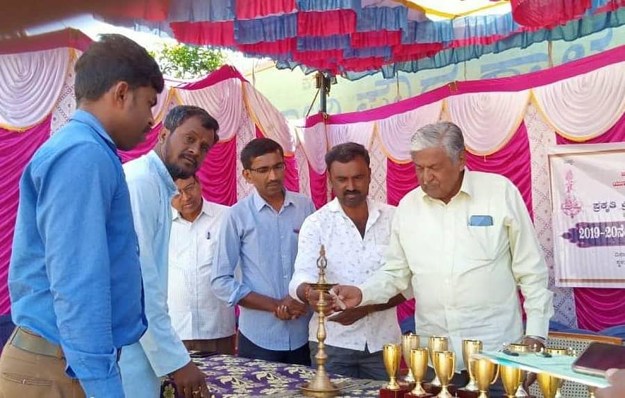 ಕೋಲಾರ ತಾಲ್ಲೂಕಿನ ಗುಟ್ಟಹಳ್ಳಿಯಲ್ಲಿ ಮಂಗಳವಾರ ನಡೆದ ಹೋಬಳಿ ಮಟ್ಟದ ಗ್ರಾಮೀಣ ಕ್ರೀಡಾಕೂಟವನ್ನು ಸಮಾಜ ಸೇವಕ ಕೃಷ್ಣೇಗೌಡ ಉದ್ಘಾಟಿಸಿದರು.