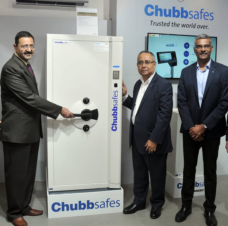 ಎಕ್ಸಪೀರಿಯನ್ಸ್ ಸೆಂಟರ್ ಉದ್ಘಾಟನಾ ಸಮಾರಂಭದಲ್ಲಿ ಕರ್ನಾಟಕ ಪೊಲೀಸ್ ವಸತಿ ನಿಗಮದ ಪೊಲೀಸ್ ಮಹಾನಿರ್ದೇಶಕ ರಾಘವೇಂದ್ರ ಔರಾದ್ಕರ್, ಗುನ್ನೆಬೊ ಸೇಫ್ ಸ್ಟೊರೇಜ್ ಉಪಾಧ್ಯಕ್ಷ ರಾಮ್ ಶ್ರೀನಿವಾಸನ್, ಗುನ್ನೆಬೊ ಇಂಡಿಯಾದ ವ್ಯವಸ್ಥಾಪಕ ನಿರ್ದೇಶಕ ಎಸ್. ಸೇನ್ಗುಪ್ತಾ ಇದ್ದಾರೆ