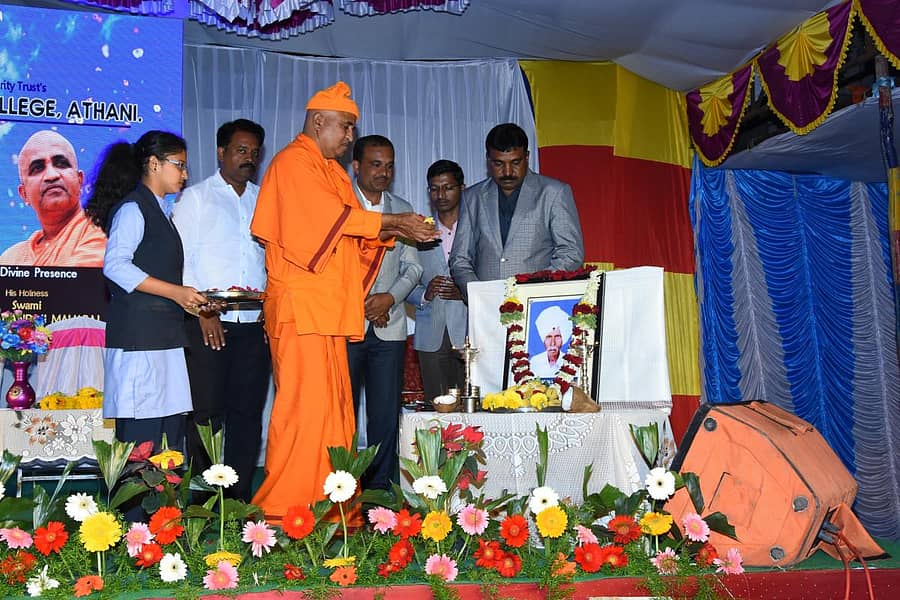 ಅಥಣಿಯ ಬಣಜವಾಡ ವಸತಿ ಪಿಯು ಕಾಲೇಜಿನಲ್ಲಿ ಮಂಗಳವಾರ ನಡೆದ ವಾರ್ಷಿಕ ಸ್ನೇಹ ಸಮ್ಮೇಳನ ‘ಇಂಪಲ್ಸ್–4’ ಕಾರ್ಯಕ್ರಮವನ್ನು ವಿಜಯಪುರ–ಗದಗ ಶ್ರೀರಾಮಕೃಷ್ಣ ಆಶ್ರಮದ ಸ್ವಾಮಿ ನಿರ್ಭಯಾನಂದ ಉದ್ಘಾಟಿಸಿದರು