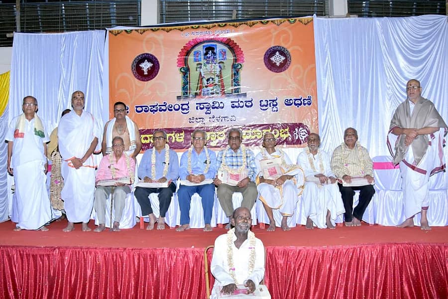 ಅಥಣಿಯಲ್ಲಿ ರಾಘವೇಂದ್ರ ಮಠದ ಅಭಿವೃದ್ಧಿಗೆ ನೆರವಾದವರನ್ನು ಸತ್ಕರಿಸಲಾಯಿತು