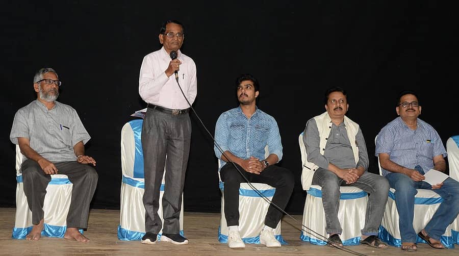 ದಾವಣಗೆರೆಯ ಗುಂಡಿ ಮಹದೇವಪ್ಪ ಕಲ್ಯಾಣ ಮಂಟಪದಲ್ಲಿ ಗುರುವಾರ ನಡೆದ ನಾಟಕೋತ್ಸವದ ಸಮಾರೋಪದಲ್ಲಿ ರಂಗ ಕರ್ಮಿ ಬಾ.ಮಾ. ಬಸವರಾಜಯ್ಯ ಮಾತನಾಡಿದರು. ನಟ ಅಭಿಲಾಷ್‌, ಕಲಾವಿದ ಆರ್. ಟಿ. ಅರುಣಕುಮಾರ, ದಿನೇಶ್ ಶೆಟ್ಟಿ, ರಂಗ ನಿರ್ದೇಶಕ ವೆಂಕಟರಮಣ ಐತಾಳ್ ಇದ್ದರು.