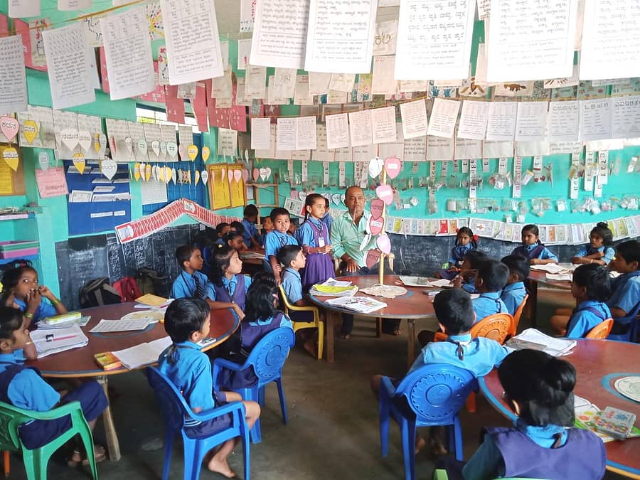 ಅಕ್ಷರವೃಕ್ಷದ ಸಹಾಯದಿಂದ ಪದ ಹಾಗೂ ವಾಕ್ಯ ರಚನೆಯಲ್ಲಿ ತೊಡಗಿರುವ ಮಣಕೂರು ಶಾಲೆಯ ಮಕ್ಕಳು