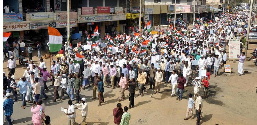 ಹನೂರು ಪಟ್ಟಣದಲ್ಲಿ ಸಿಎಎ, ಎನ್ಆರ್ಸಿ ವಿರೋಧಿಸಿ ಅಲ್ಪಸಂಖ್ಯಾತರು, ದಲಿತರು ಹಾಗೂ ಹಿಂದುಳಿದ ವರ್ಗಗಳ ಒಕ್ಕೂಟದ ವತಿಯಿಂದ ಪ್ರತಿಭಟನೆ ನಡೆಸಲಾಯಿತು