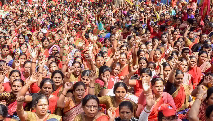 ಬೆಂಗಳೂರಿನ ಸ್ವಾತಂತ್ರ್ಯ ಉದ್ಯಾನದಲ್ಲಿ ಗುರುವಾರ ನಡೆದ ಪ್ರತಿಭಟನೆಯಲ್ಲಿ ಪಾಲ್ಗೊಂಡಿದ್ದ ಅಂಗನವಾಡಿ ಕಾರ್ಯಕರ್ತೆಯರು ಹಾಗೂ ಸಹಾಯಕಿಯರು – ಪ್ರಜಾವಾಣಿ ಚಿತ್ರ