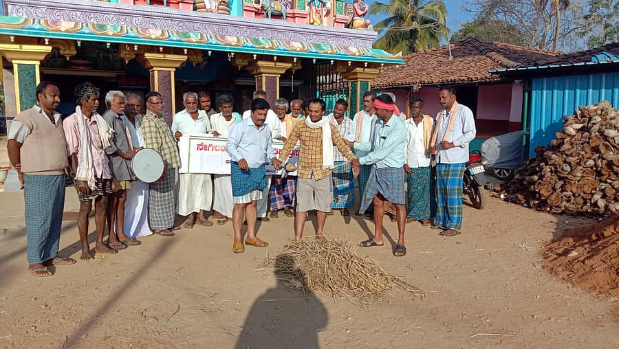 ಚನ್ನಪಟ್ಟಣ ತಾಲ್ಲೂಕಿನ ಕೂರಣಗೆರೆ ಗ್ರಾಮದಲ್ಲಿ `ವನ ಸಂಪತ್ತು ಉಳಿಯಲಿ' ಪರಿಸರ ಜಾಗೃತಿ ಬೀದಿ ನಾಟಕ ನಡೆಯಿತು