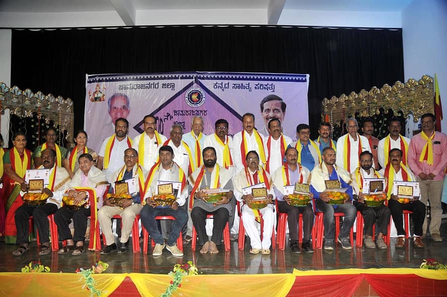 10ನೇ ಜಿಲ್ಲಾ ಕನ್ನಡ ಸಾಹಿತ್ಯ ಸಮ್ಮೇಳನದಲ್ಲಿ ವಿವಿಧ ಕ್ಷೇತ್ರಗಳ ಸಾಧಕರನ್ನು ಸನ್ಮಾನಿಸಲಾಯಿತು