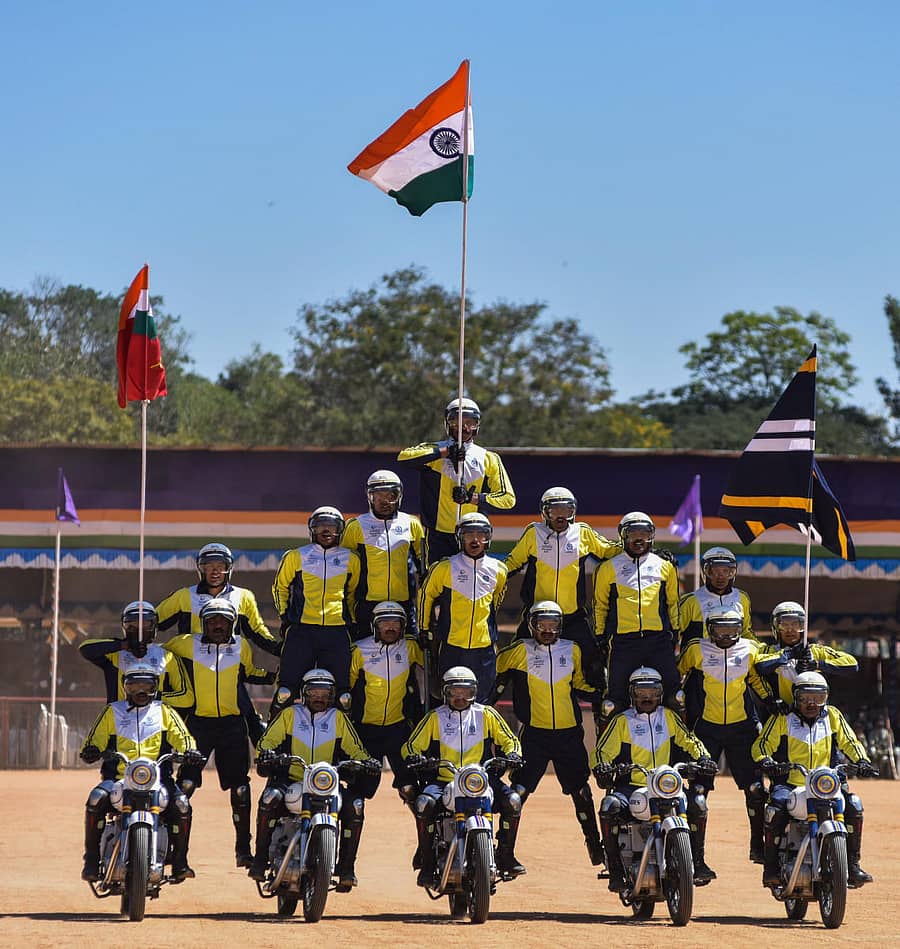 ಸೇನೆಯ ಟೋರ್ನಾಡೋ ತುಕಡಿಯ ಯೋಧರು ಶುಕ್ರವಾರ ಗಣರಾಜ್ಯೋತ್ಸವ ತಾಲೀಮು ನಡೆಸಿದರು ಪ್ರಜಾವಾಣಿ ಚಿತ್ರ