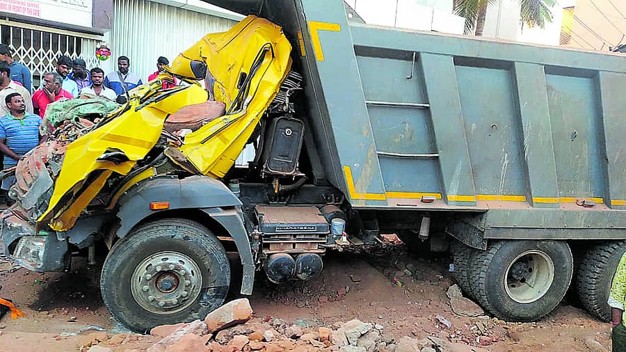 ಅವಘಡದಲ್ಲಿ ಜಖಂಗೊಂಡ ಟಿಪ್ಪರ್