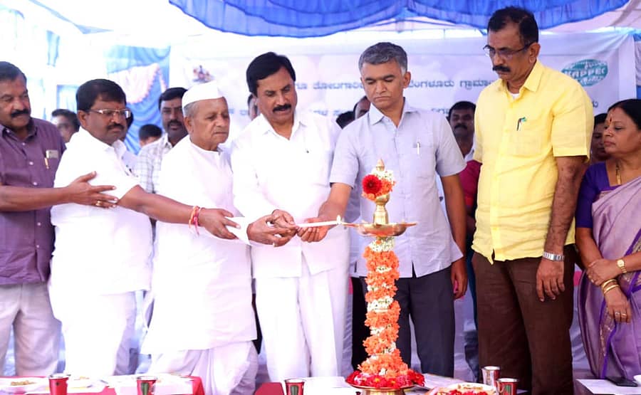 ಘಟಕ ಗುದ್ದಲಿ ಪೂಜೆ ವೇದಿಕೆ ಕಾರ್ಯಕ್ರಮ ಸಂದರ್ಭದಲ್ಲಿ ಭಾಗವಹಿಸಿದ್ದ ಕೃಷ್ಣ ಭೈರೇಗೌಡ, ಶಿವಶಂಕರ್ ರೆಡ್ಡಿ, ಎಂ.ಸಿ.ಮನಗೊಳಿ