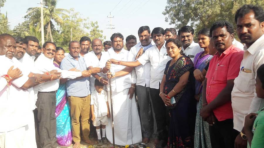 ಕನಕಗಿರಿಯ ಶಾಸಕರ ಮಾದರಿಯ ಹಿರಿಯ ಪ್ರಾಥಮಿಕ ಶಾಲೆಯ ಆವರಣದಲ್ಲಿ ಕಟ್ಟಡ ಕಾಮಗಾರಿಗೆ ಶಾಸಕ ಬಸವರಾಜ ದಢೇಸೂಗೂರು ಶನಿವಾರ ಭೂಮಿಪೂಜೆ ನೆರವೇರಿಸಿದರು